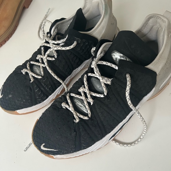 Lebron Basketball shoes, size 6, used for one season and only worn on the court - Picture 2 of 4